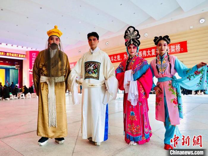 南充川剧非遗传习班汇报演出小组。 杨波 摄