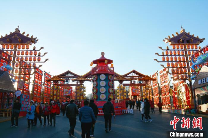 青州不夜城景区吸引大批游客前来打卡。 吕妍 摄