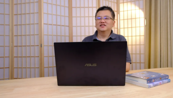 男子站在门前
描述已自动生成