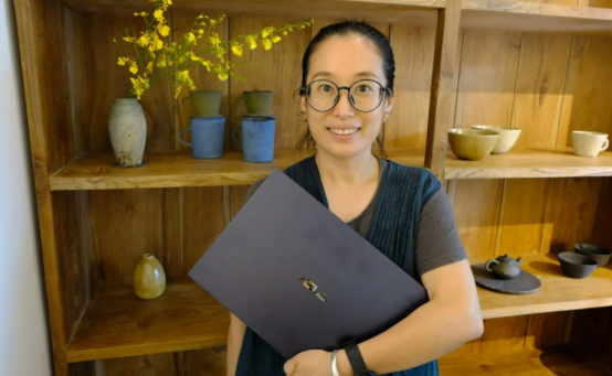 穿黑色衣服的人在桌子前
低可信度描述已自动生成