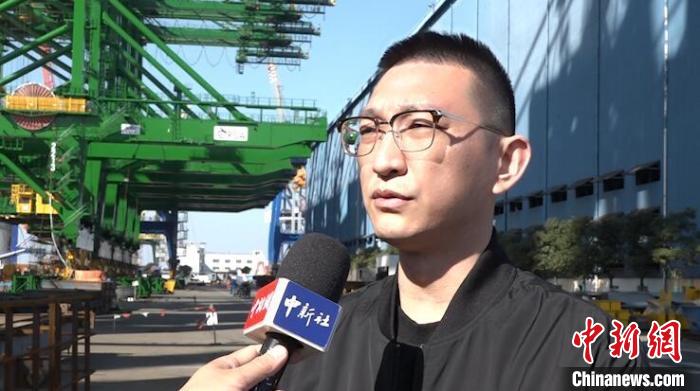 上海振华重工(集团)股份有限公司长兴基地设备基建部经理谢许敏接受<a target=<i></i>'_blank<i></i>' href=<i></i>'/<i></i>'>中新社</a>记者采访 张践 摄