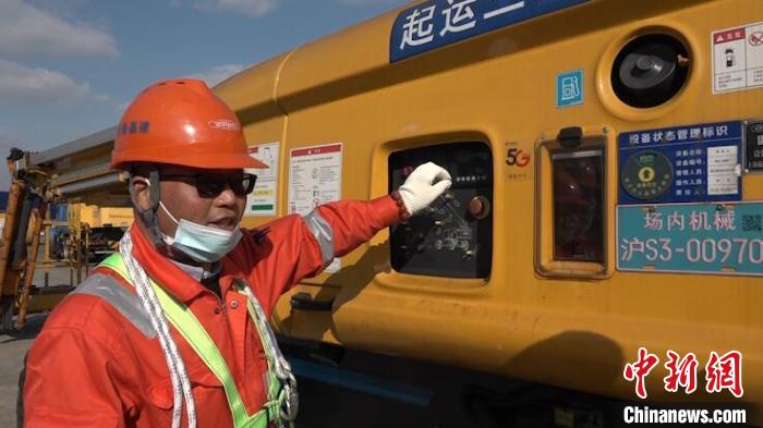 工程车辆司机给记者讲述上车前的操作规范和流程 张践 摄