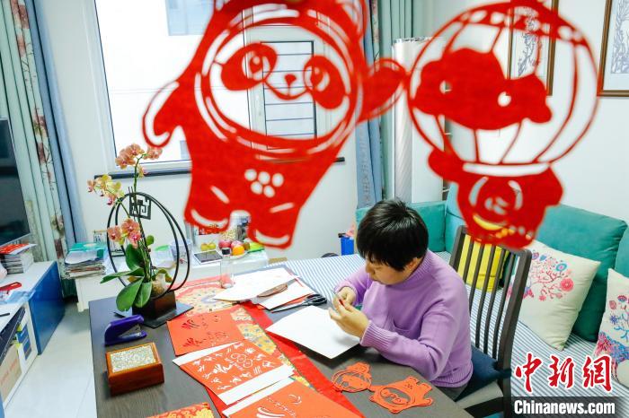河北民间刻纸艺人笔刀添福迎北京冬奥会