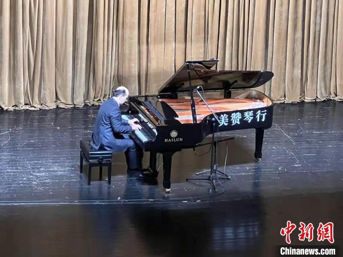 12月3日晚，俄罗斯钢琴家安德烈·伊万诺维奇首次登上山西的舞台 张立程 摄