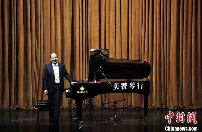 俄罗斯钢琴家安德烈·伊万诺维奇首登山西舞台。　太原市青年宫演艺中心供图