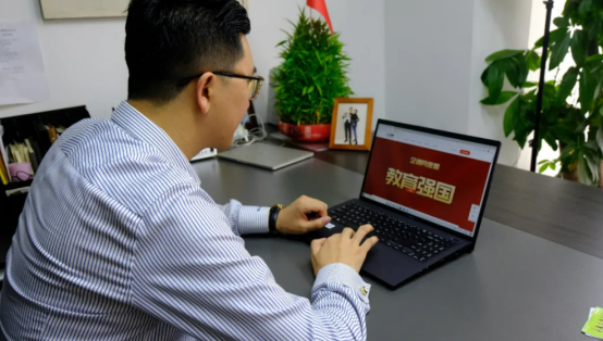 图片包含 游戏机, 男人, 桌子, 电脑
描述已自动生成