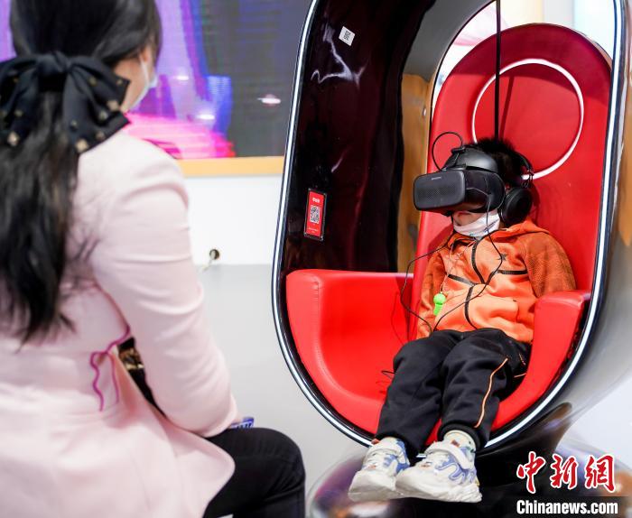 观众体验《猪猪侠之恐龙日记VR版》 黄咏珊 摄