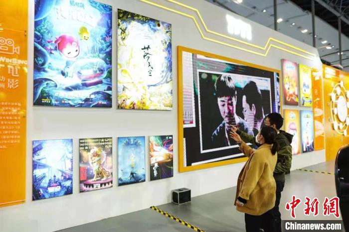 观众逛展 黄咏珊 摄