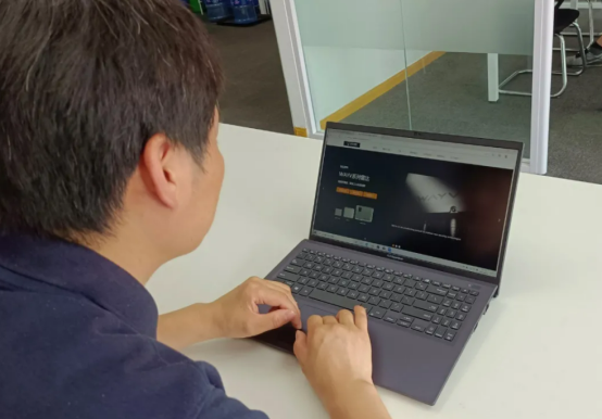 人在玩电脑
描述已自动生成