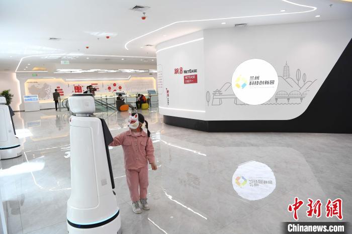 2021年3月27日,兰州科技创新园开园,孩童与机器人交流。(资料图) 杨艳敏 摄
