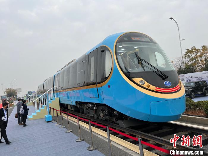 全球首列全景观光山地旅游列车下线为云南丽江“量身定制”