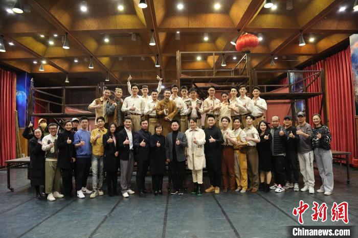 主创合影 剧组供图