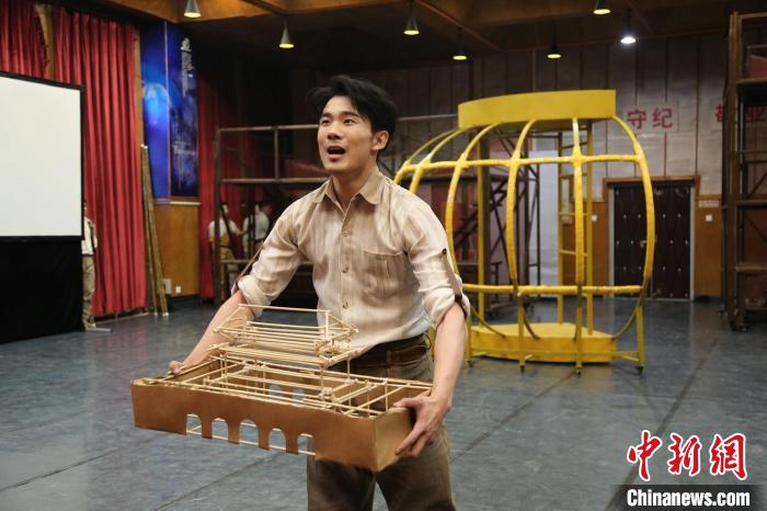 演员倾情排练中 剧组供图