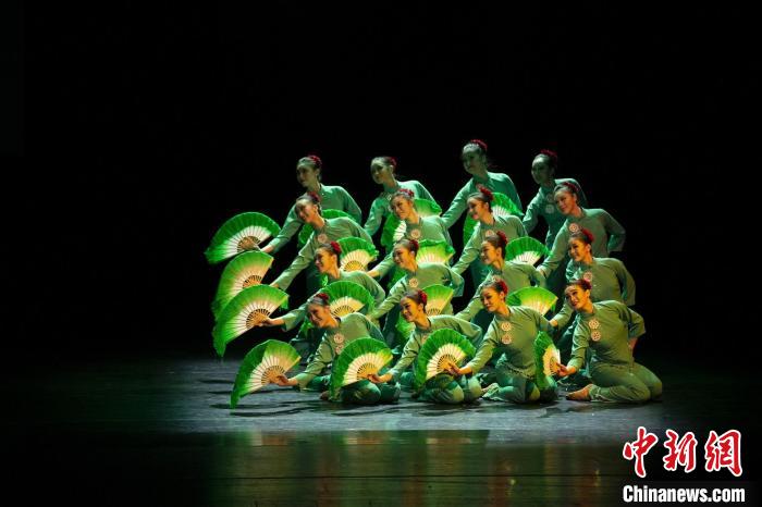 民间舞《春天》 牟可 摄