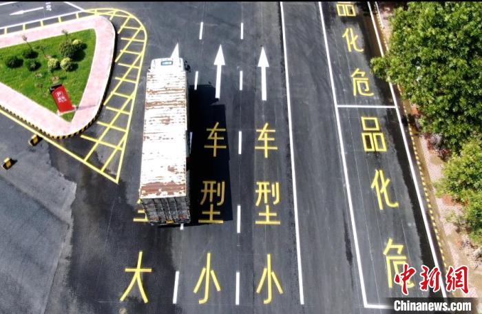 图为山东高速建设的停车场,大车小车实现分离停放。山东高速集团 供图