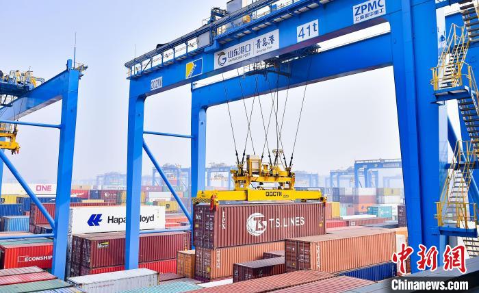 图为山东港口自动化码头。 沙见龙 摄