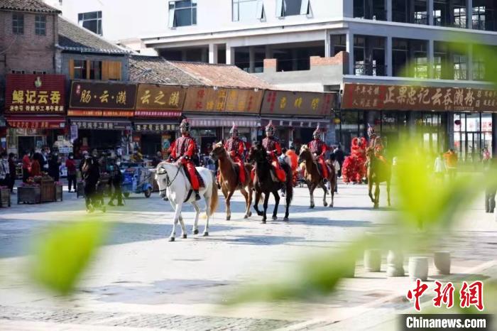 正果老街上的美食店铺云集 广州市增城区委宣传部 供图