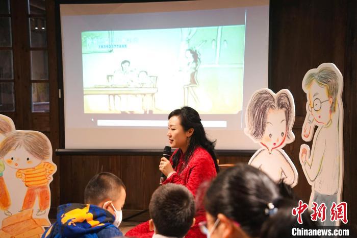 书展邀请名师共读。图为陈秀娟老师领读。　陈佳 摄