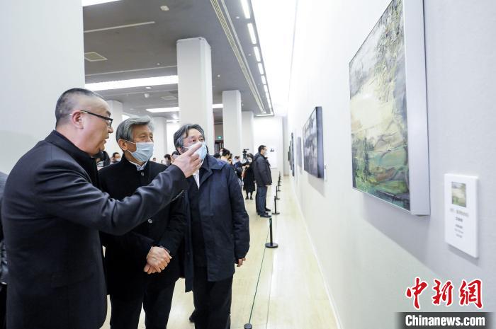 嘉宾参观展览 陈园园供图