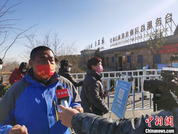 伏羲山红石林景区工作人员张万兴接受记者采访。　刘鹏 摄