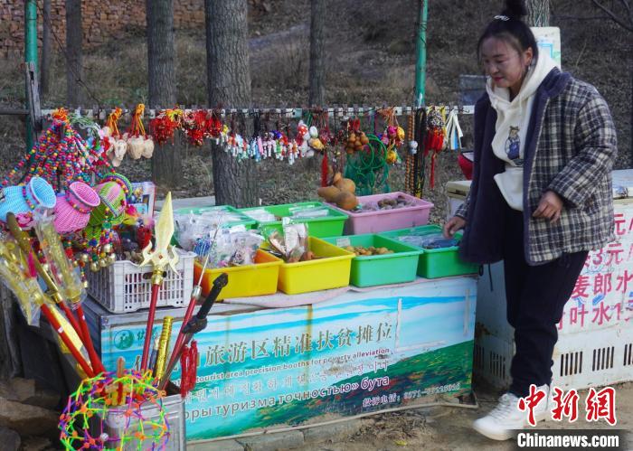 赵霞与她的精准扶贫摊位。　刘鹏 摄