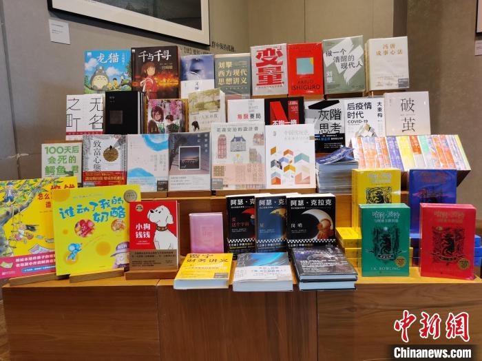 2021年度诚品书店销量靠前的新书。 钟升 摄