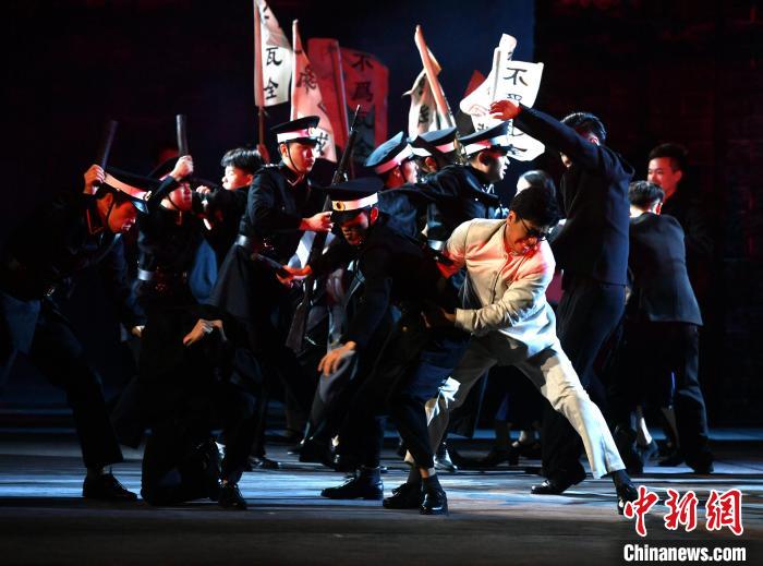 图为开幕式音乐剧《瞿秋白》演出现场。　吕明 摄