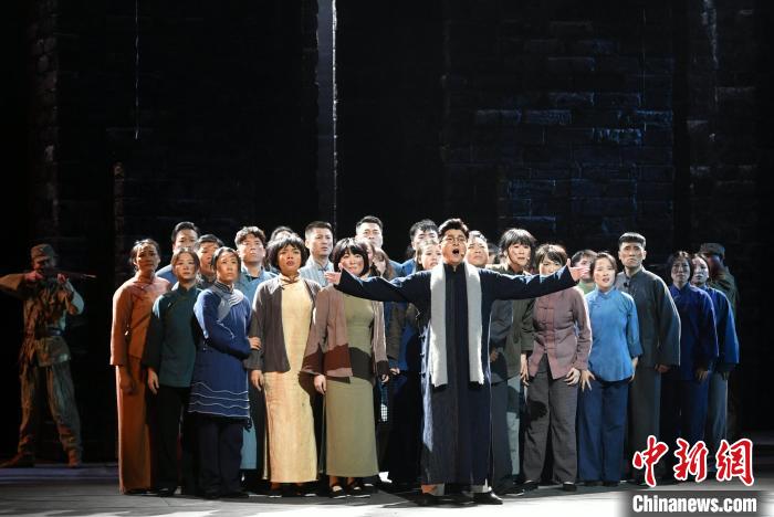 图为开幕式音乐剧《瞿秋白》演出现场。　吕明 摄