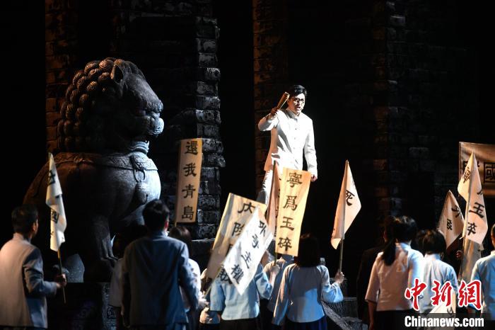 图为开幕式音乐剧《瞿秋白》演出现场。　吕明 摄