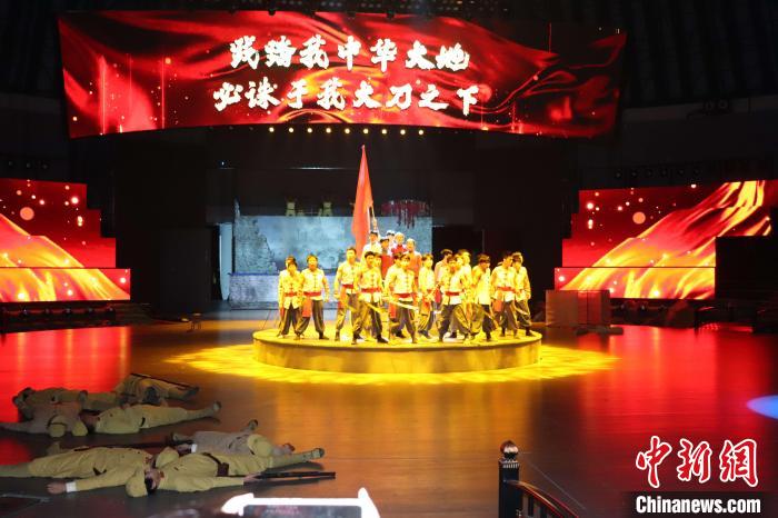 媒体一行人观看《大刀传奇》杂技表演。 李明芮 摄