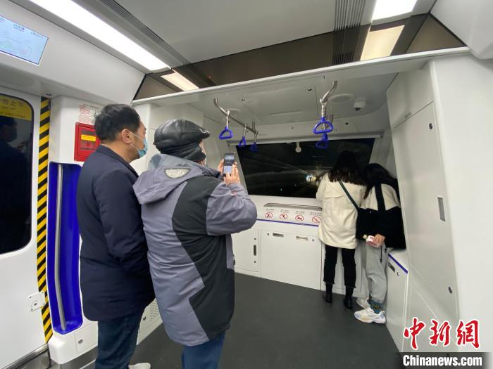 市民体验全自动运行列车。　林波 摄