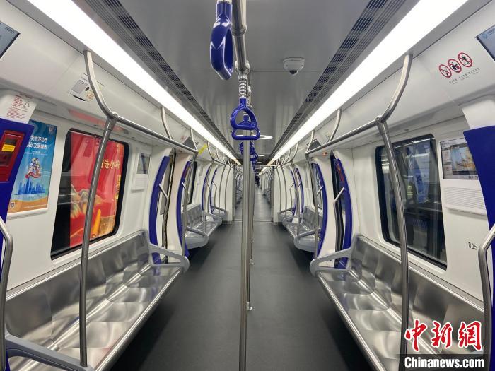 宁波地铁5号线一期工程列车。　林波 摄