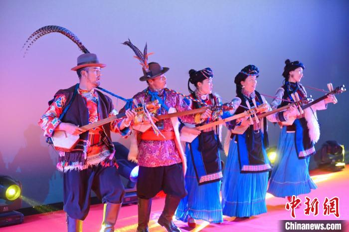 民族歌舞亮相民族电影展开幕式。 藤蔓儿传媒供图