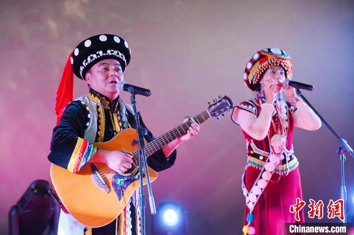 民族歌舞亮相民族电影展开幕式。 藤蔓儿传媒供图