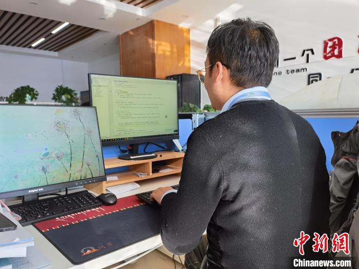 图为青海省海南州藏文信息技术研究中心工作人员正在进行工作。　祁增蓓 摄