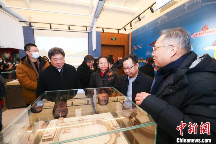 嘉宾参观展览 北京东城文化发展研究院供图