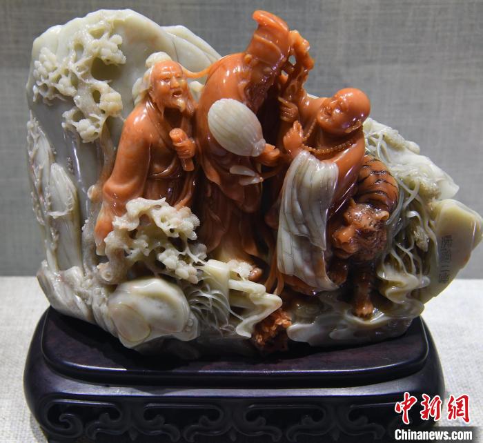 参展作品中，叶子贤的“如意奖”桂冠作品《虎溪三啸》十分夺目。　记者刘可耕 摄