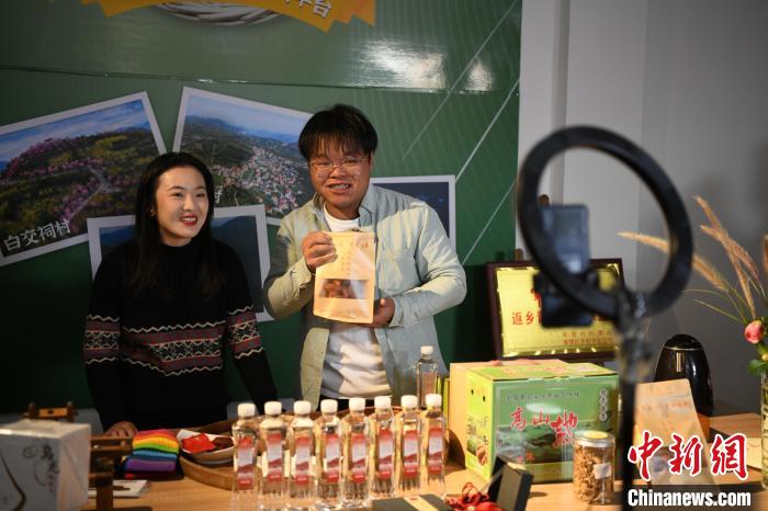 图为青年创业联盟基地的直播间里,高美玲(左)和高得良(右)搭档,为军营村的茶叶、地瓜干等特产带货。 王东明 摄
