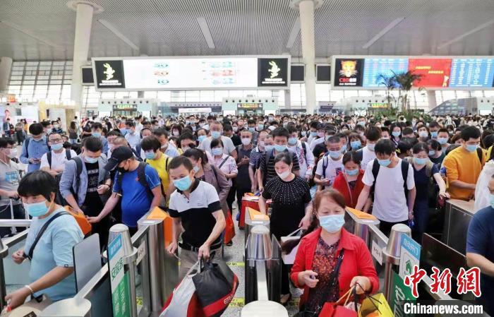 资料图：杭州东站迎大客流。　铁路杭州站供图