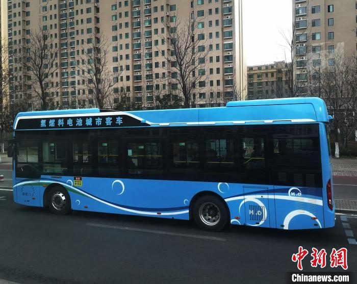 道路上行驶的氢能公交车。(资料图) 沙见龙 摄