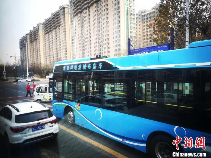 道路上行驶的氢能公交车。(资料图) 沙见龙 摄