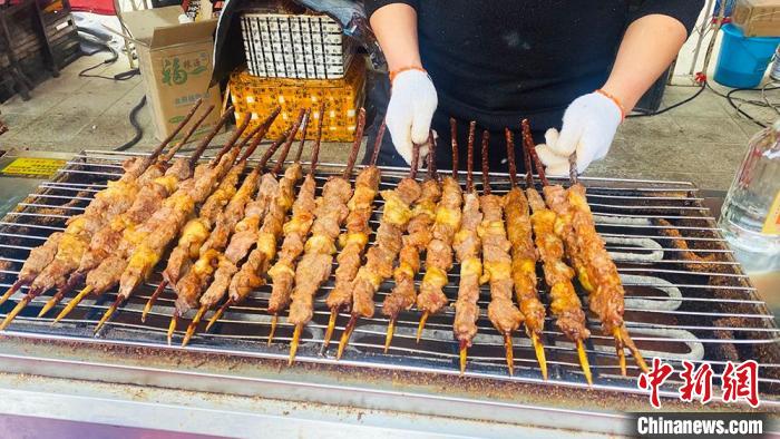 众多美食摊位入驻冰雪欢乐谷,让人垂涎欲滴。 张尚坤 摄