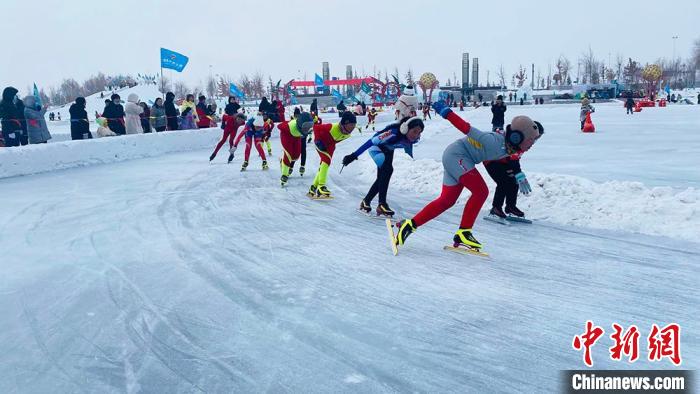 民众参与体验冰雪运动。 张尚坤 摄