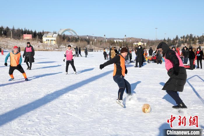 图为“本布利”雪地足球赛开赛。　鄂伦春自治旗融媒体中心供图