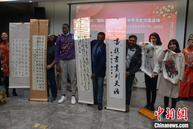 国际友人在江西南昌体验中国传统文化。 南昌市人民政府外事办公室供图