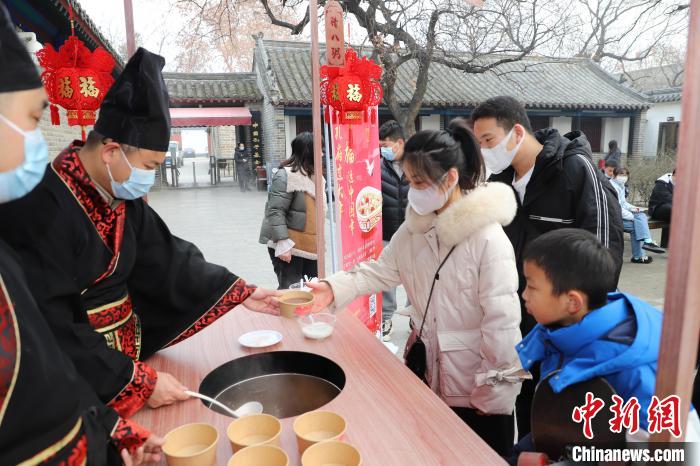 孔子故乡山东曲阜举行布粥活动延续千年腊八传统