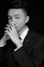 年轻的男人在吃东西 描述已自动生成