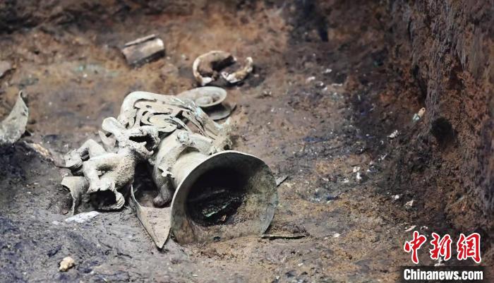 三星堆遗址祭祀坑内待发掘的文物。(资料图) 安源 摄