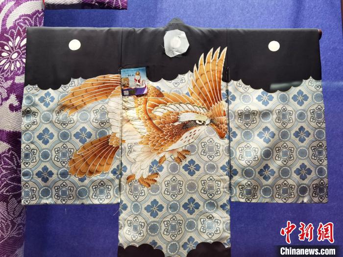 图为展览展出的藏品文物。　周燕玲 摄