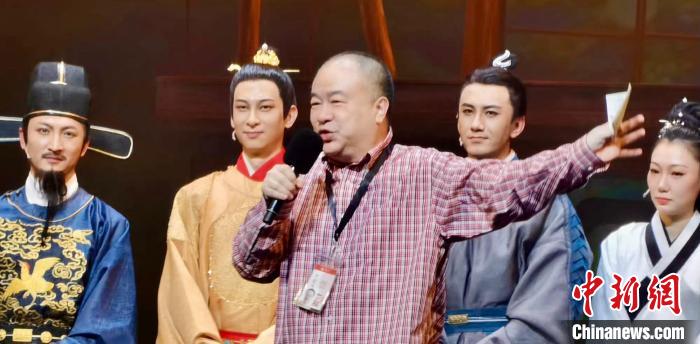 高志森(中)在舞台剧《两京十五日》谢幕现场。　受访者 供图